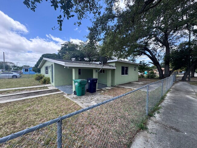 8092 NW 14th Ct in Miami, FL - Building Photo - Building Photo