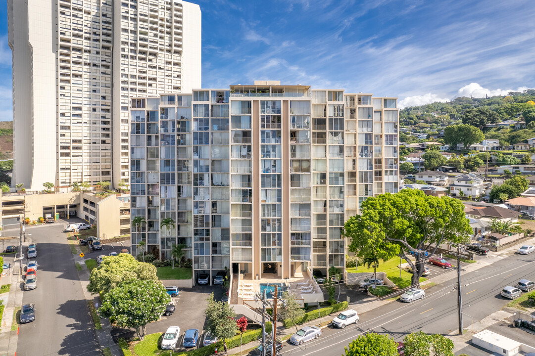 Hale O Kalani Towers in Honolulu, HI - Foto de edificio