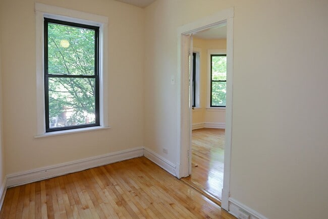 2326 N Southport Ave, Unit 2 in Chicago, IL - Foto de edificio - Building Photo