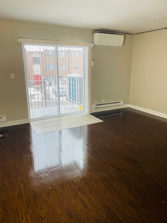 1902 N Green Ln N in Palatine, IL - Building Photo