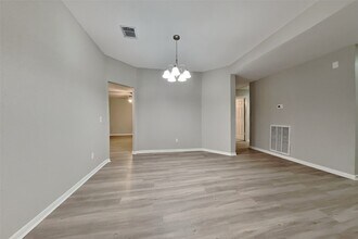 9310 Wandsworth Dr in Spring, TX - Foto de edificio - Building Photo