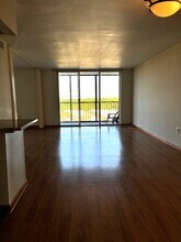2500 NE 135th St, Unit 2500 NE 135 ST Apt 506 in North Miami, FL - Foto de edificio - Building Photo