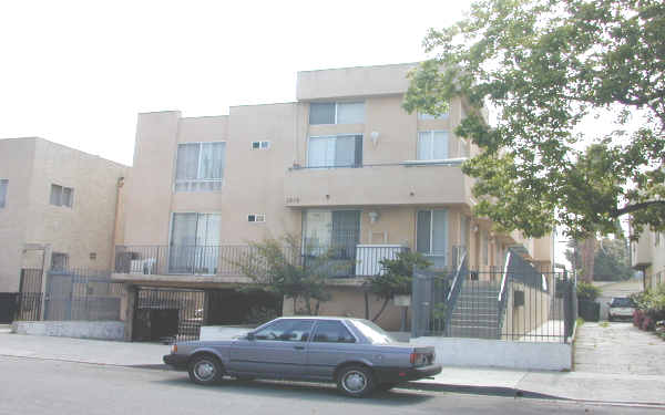 1212 N Beachwood Dr in Los Angeles, CA - Foto de edificio - Building Photo