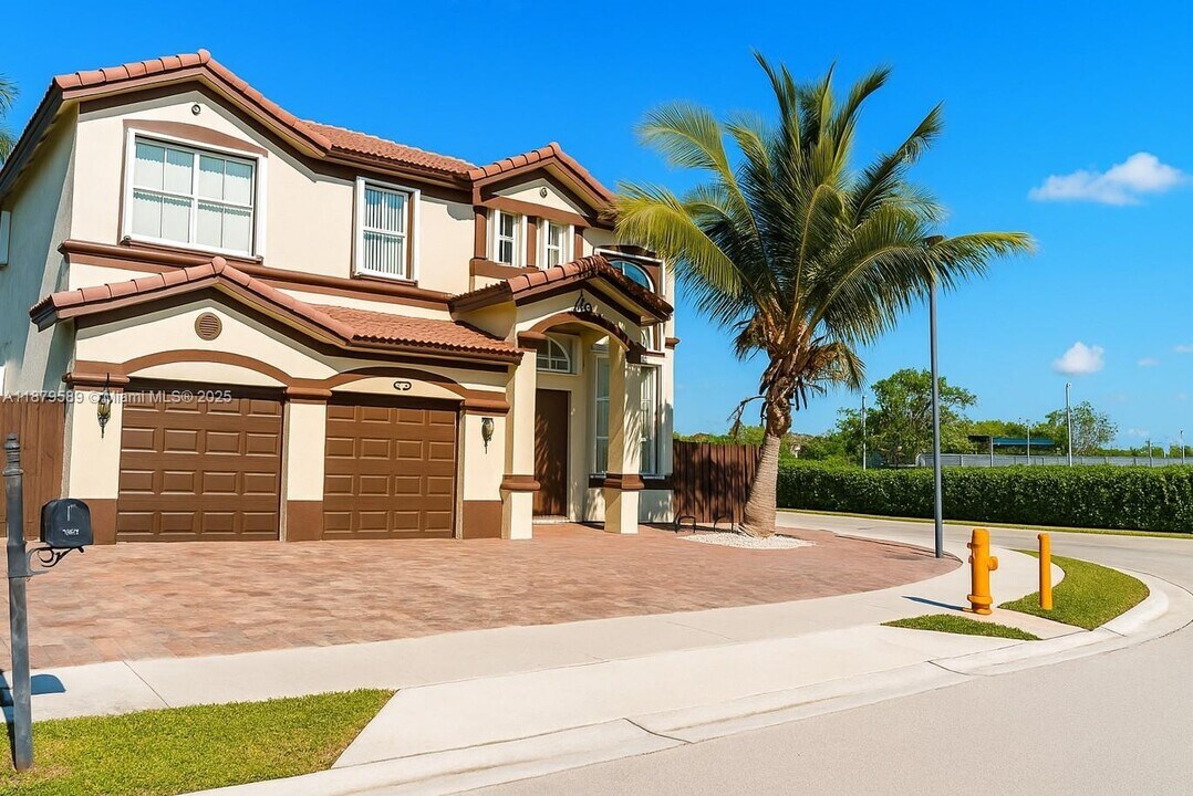 15375 SW 93rd Ln in Miami, FL - Building Photo