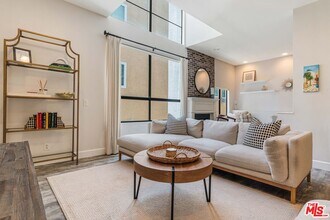 520 S Barrington Ave in Los Angeles, CA - Building Photo - Building Photo