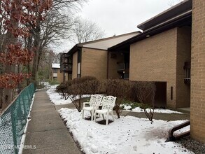 7 Pine Cluster Cir in Englishtown, NJ - Foto de edificio - Building Photo