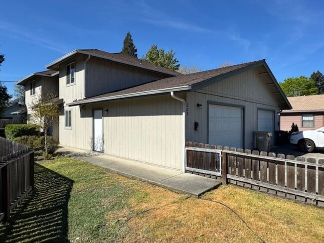 323 SE K St in Grants Pass, OR - Building Photo - Building Photo