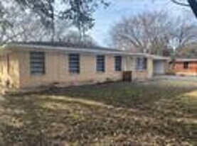2408 Lake Air Dr in Waco, TX - Building Photo