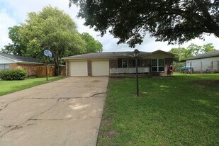 609 Circle Way in Alvin, TX - Building Photo