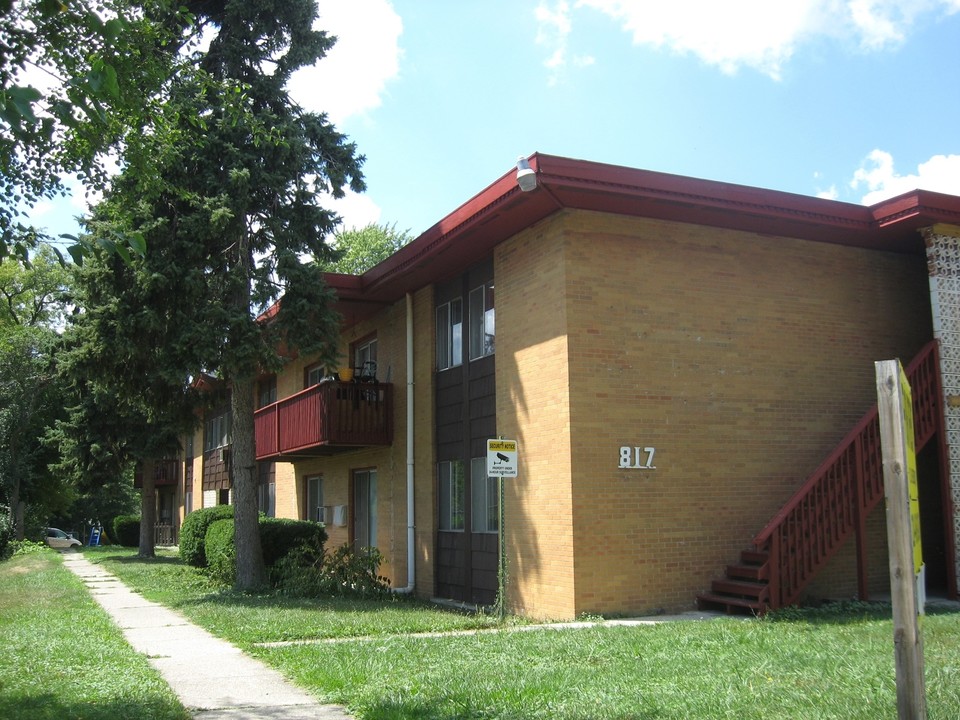 Terrace Apartments in Waukegan, IL - Building Photo