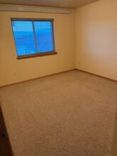 727 Mustang Dr in Belle Fourche, SD - Foto de edificio - Building Photo