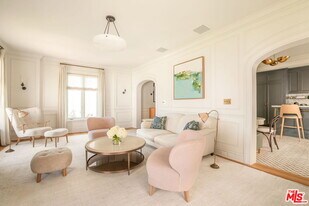 1424 N Crescent Heights Blvd in West Hollywood, CA - Building Photo