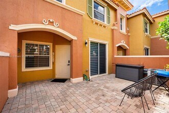724 SW 106th Ave in Pembroke Pines, FL - Foto de edificio - Building Photo