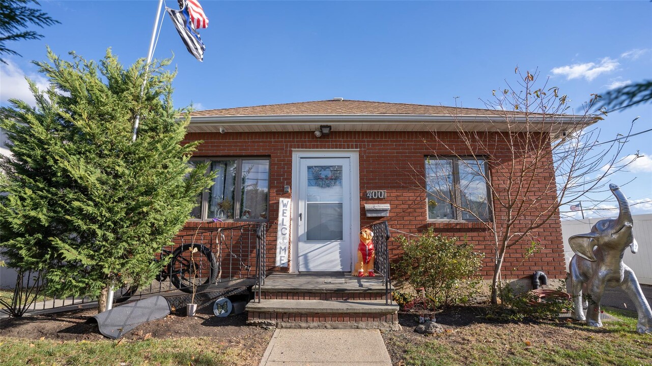 4001 Broadway in Island Park, NY - Building Photo