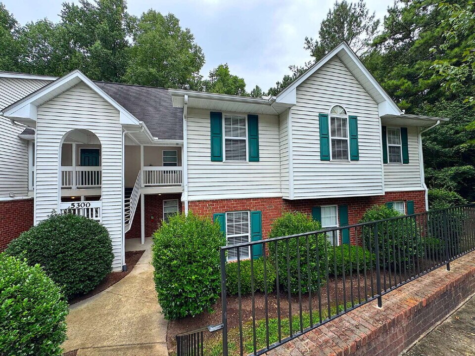 5323 Rina Ct in Cary, NC - Foto de edificio