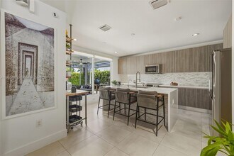 10359 NW 67th Terrace in Doral, FL - Building Photo - Building Photo