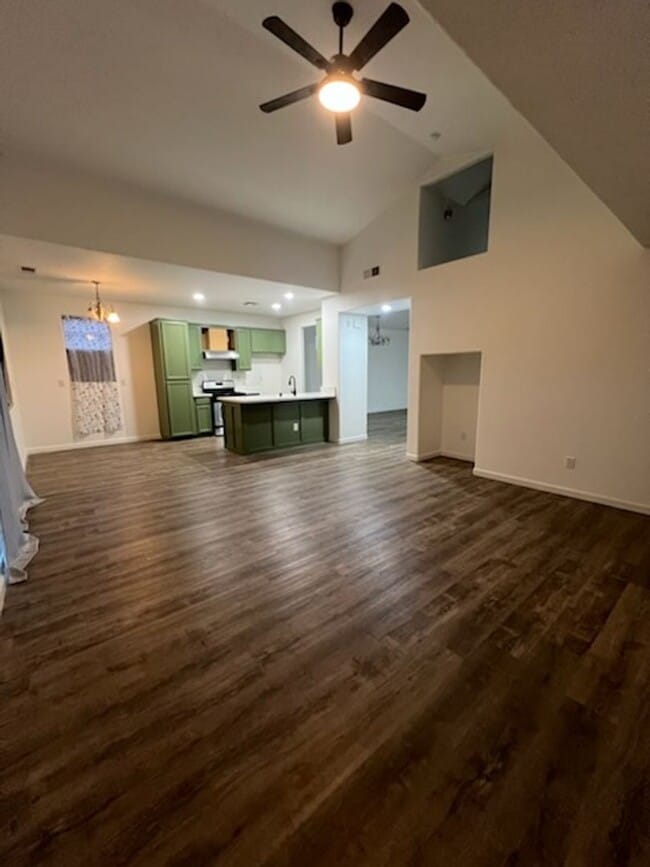 2020 Golden Way in Dinuba, CA - Building Photo - Building Photo