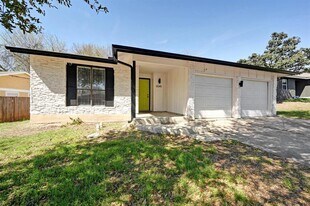 5545 Pine Pl in Austin, TX - Building Photo