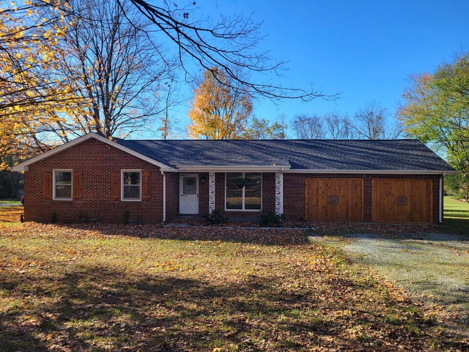 108 Hillwood Dr in White House, TN - Building Photo