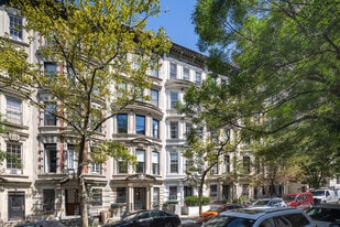27 W 85th St in New York, NY - Building Photo