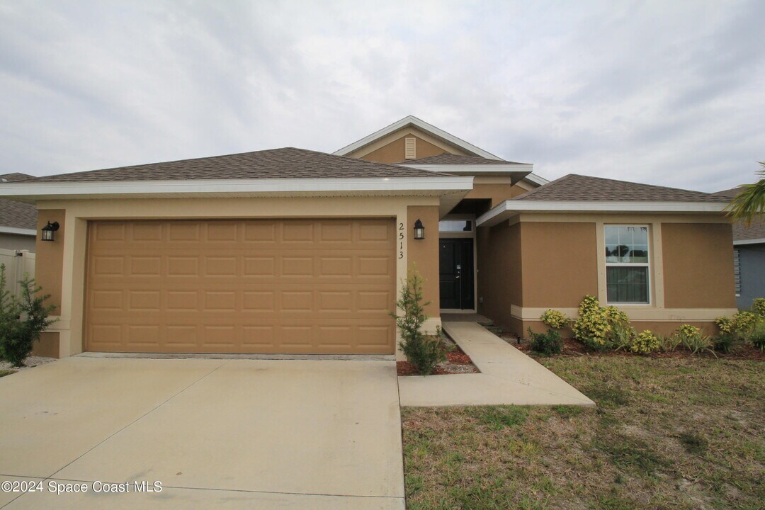 2513 Pinwherry St NW in Palm Bay, FL - Building Photo