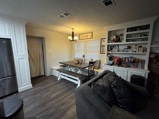 20953 Trinity Way in New Caney, TX - Foto de edificio - Building Photo