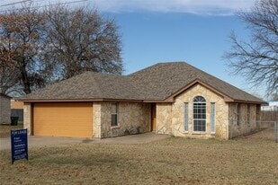 6630 Blue Water Cir in Granbury, TX - Building Photo