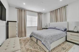 6470 SW 27th St in Miami, FL - Building Photo - Building Photo