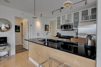 1225 Richards St in Vancouver, BC - Building Photo - Building Photo