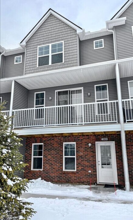 3969 Trailway Commons Cir in Auburn Hills, MI - Foto de edificio