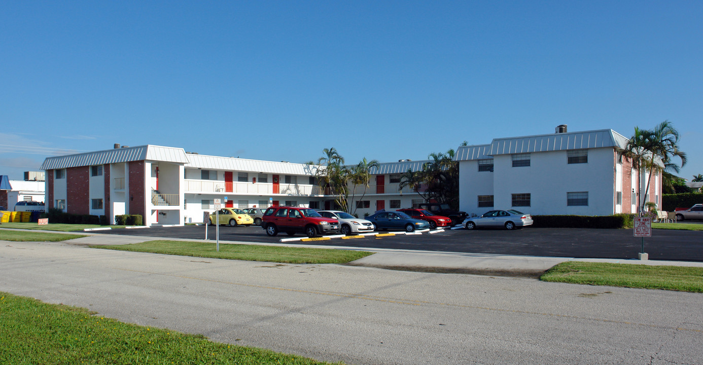 Villa Marina Apartments in West Palm Beach, FL - Building Photo