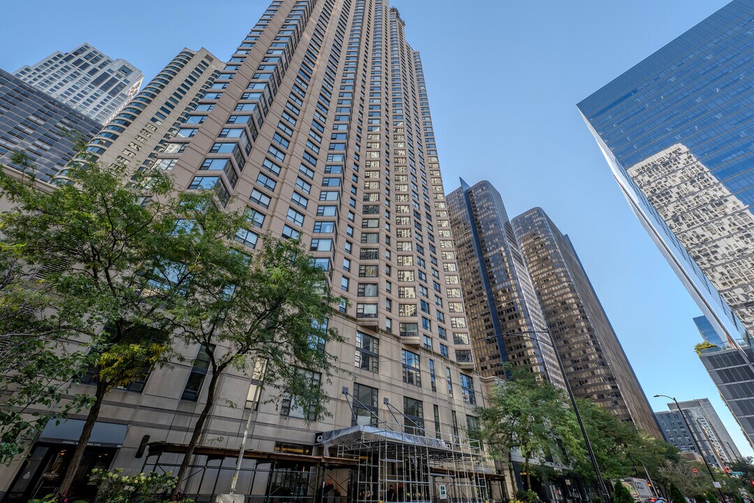 401 E Ontario St in Chicago, IL - Building Photo