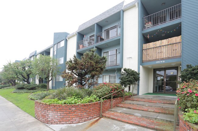 Sun Dial Francis Apartments in Los Angeles, CA - Building Photo - Building Photo