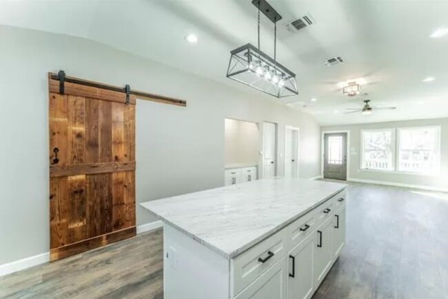 710 N Rusk St in Weatherford, TX - Foto de edificio - Building Photo