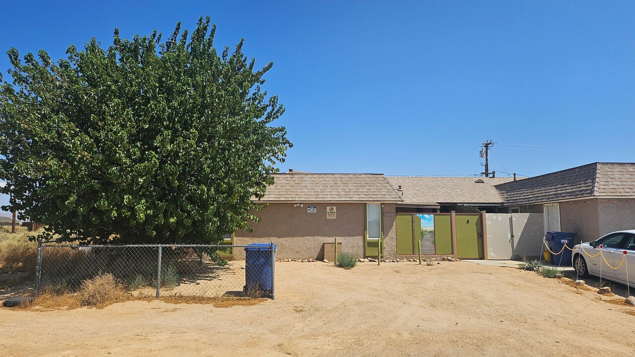 8247 Redwood Blvd-Unit -Apt A in California City, CA - Building Photo