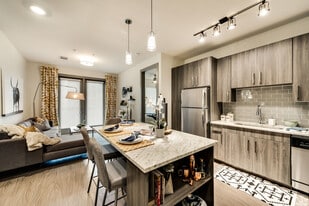101 Center in Arlington, TX - Building Photo