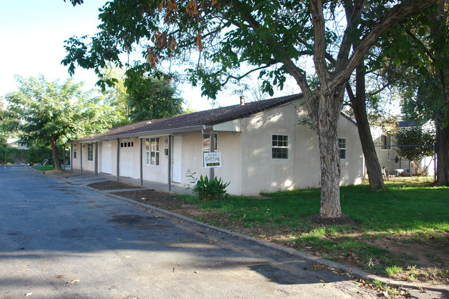 547-549 Lindsay Ave in Sacramento, CA - Building Photo - Building Photo