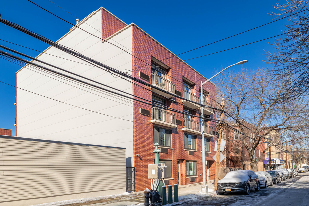 New Astoria 5-story building in Astoria, NY - Foto de edificio