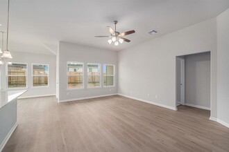12983 Skyline Dr in Willis, TX - Foto de edificio - Building Photo