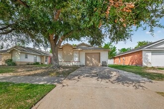 4642 Callery Creek Dr in Houston, TX - Foto de edificio - Building Photo