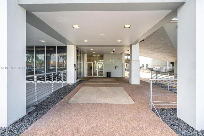 1720 Harrison St in Hollywood, FL - Foto de edificio - Building Photo