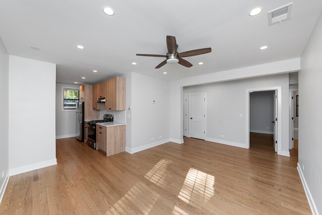 property at 1910 W Winnemac Ave