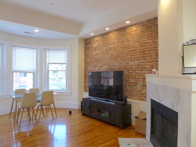 15 Blackwood St, Unit 4 in Boston, MA - Foto de edificio - Building Photo