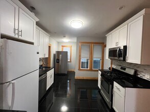 152 Winchester St, Unit 1 in Brookline, MA - Foto de edificio - Building Photo