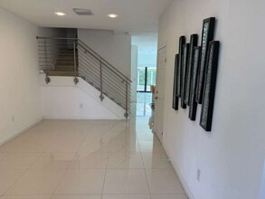 10296 NW 88th St in Doral, FL - Foto de edificio - Building Photo