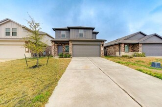 14732 Hazel Br Dr in New Caney, TX - Foto de edificio - Building Photo