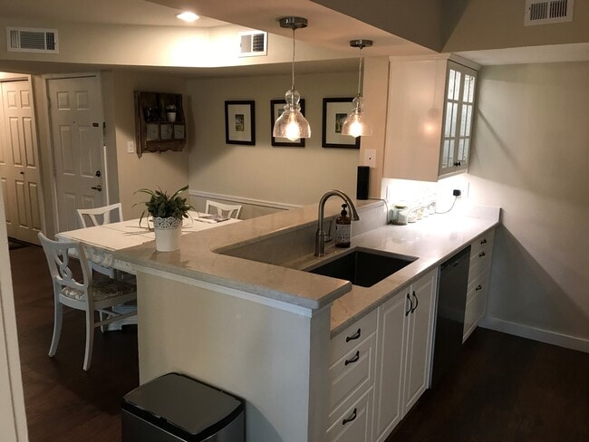 3313 Wyndham Cir, Unit 3203 in Alexandria, VA - Building Photo - Building Photo