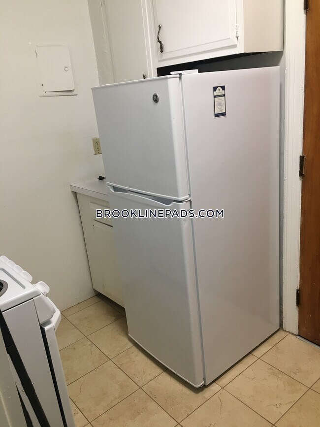 1223 Beacon St-Unit -300 in Brookline, MA - Foto de edificio - Building Photo