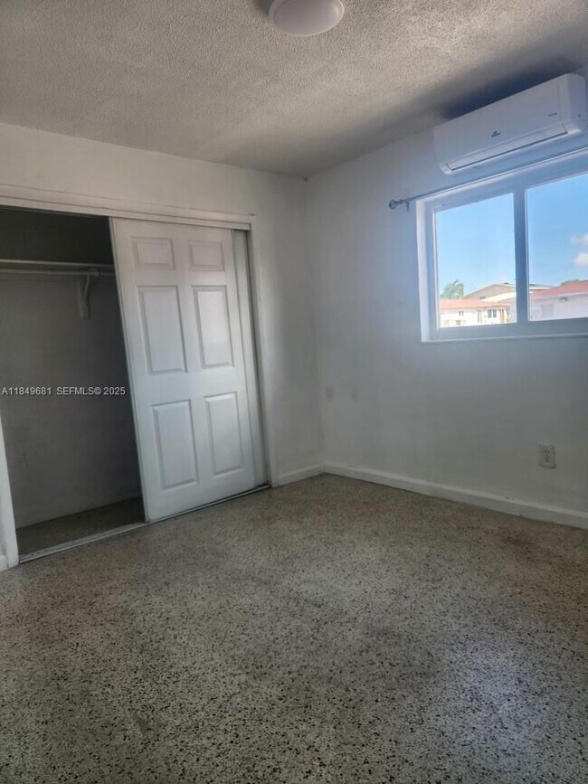 10 NW 48th Pl in Miami, FL - Building Photo - Building Photo