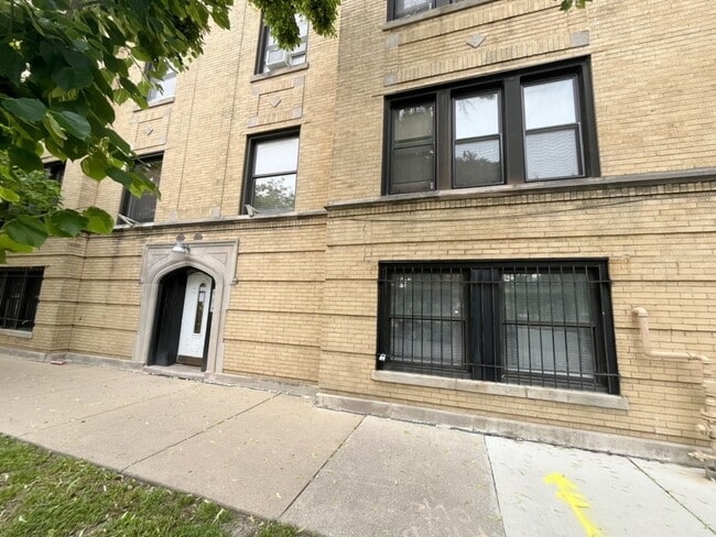 property at 3604 W Dickens Ave